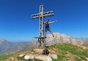 52 Alla croce di vetta di Cima Grem (2049 m) con vista in Arera